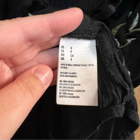 American Eagle Outfitters Embroidered Floral Off the Shoulder Top Size Small - Picture 6 of 7